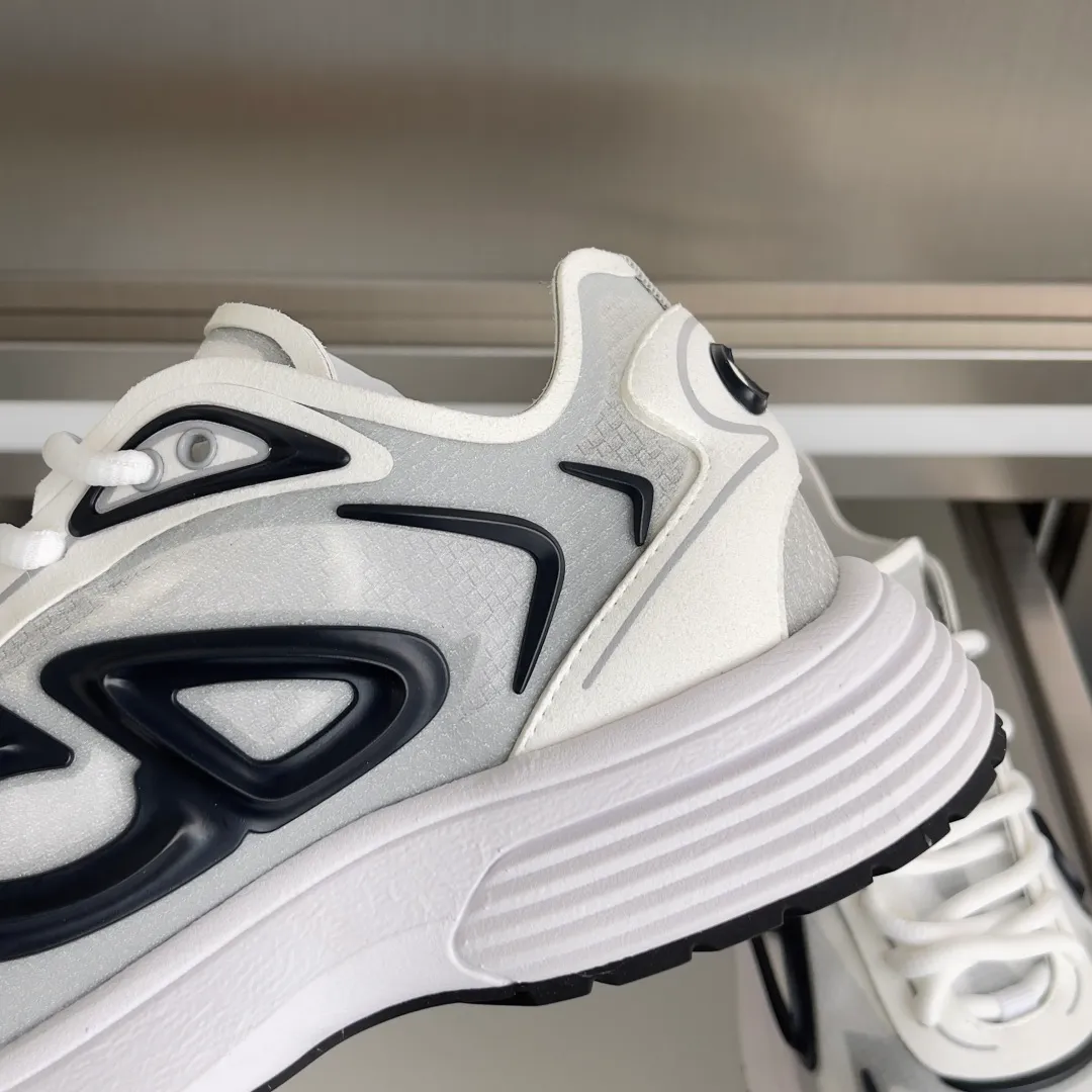 [DIOR] P: 560💰 Men's 39-44 (customized at 45.46) Dior Dior B30 series Countdown technology sneakers casual dad shoes This B30 Countdown technology sneaker is a new product in the 2026 spring men's wear series. The sports silhouette combines high-end logos and technological performance, making it unique. Lightweight and comfortable, it's inspired by modern running and crafted from materials like white and gray N30 nylon, a breathable technical fabric with multiple layers of translucence. Decorated with navy blue injection molded rubber panels and a graphic reinterpretation of the CD30 logo to enhance the style. Rubber Dior B30 and CD30 logos on the tongue and backside. The textured-effect sole is made from elastic rubber and foam and features classic details for ideal comfort. Can be matched with sportswear and casual outfits to create a sophisticated look. Exquisite packaging at the delivery counter 🛍📦 ▪️Fabric: original customized technical fabric + mesh ▪️Inner lining: customized breathable lining ▪️Outsole: original molded IP foam + TPU outsole ▪️Insole thickness: 3.5CM